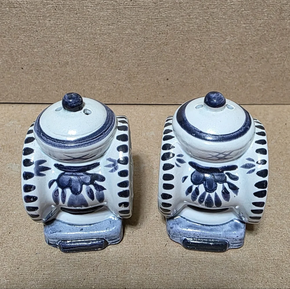 Vtg Coffee Grinder Salt And Pepper Shaker Set #152